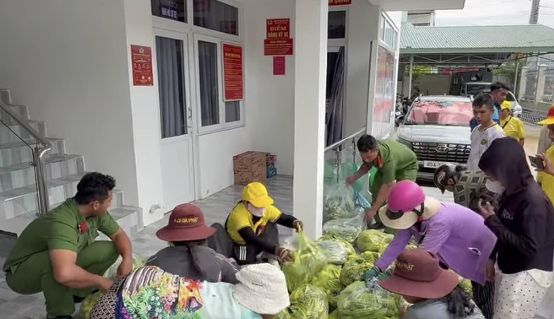 Functional agencies and philanthropists organize "0-dong store". Photo: Cong Hai Commune Police