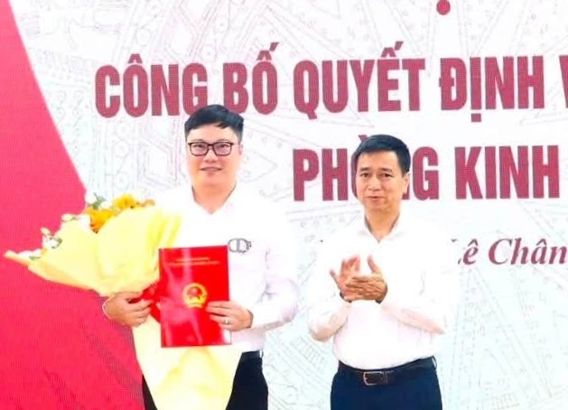 Phường Lê Chân công bố quyết định công tác cán bộ Phòng Kinh tế phường. Ảnh: Phường Lê Chân - TP Hải Phòng