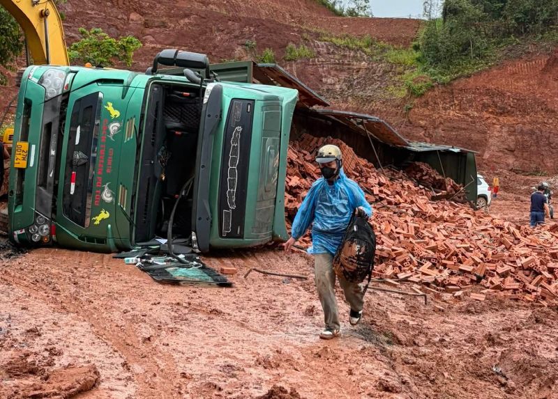 A tractor truck carrying bricks overturned on National Highway 4H. Photo: People provided