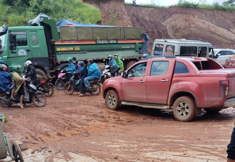 Nhiều người phải đứng chờ trên Quốc lộ 4H (đoạn qua Điện Biên) hàng tiếng đồng hồ. Ảnh: Người dân cung cấp