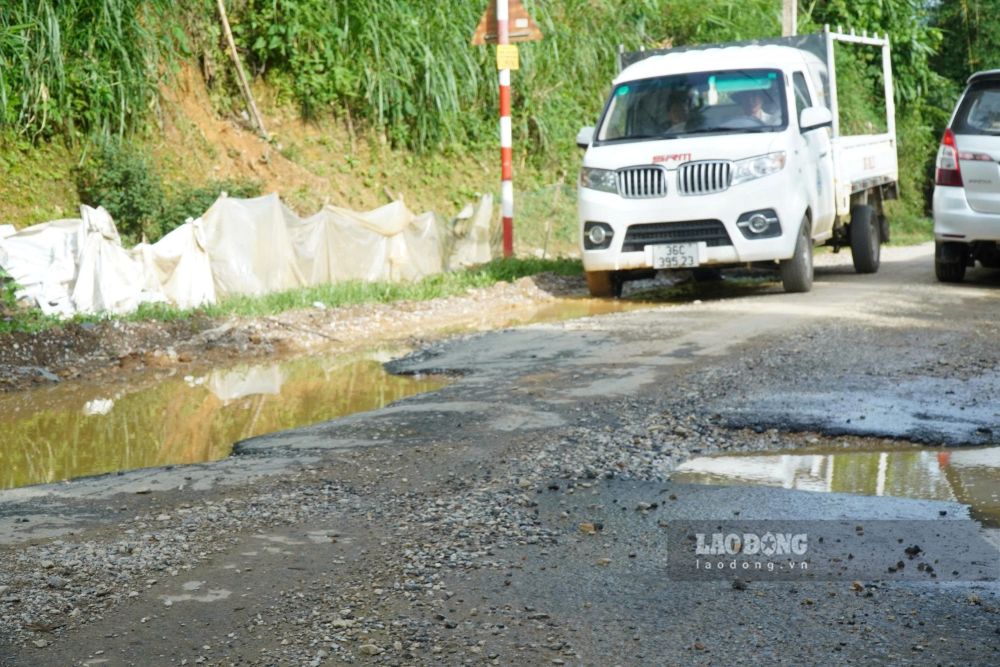 Provincial Road 530B through many mountainous communes (in Thanh Hoa) is seriously degraded, making travel difficult. Photo: Quach Du