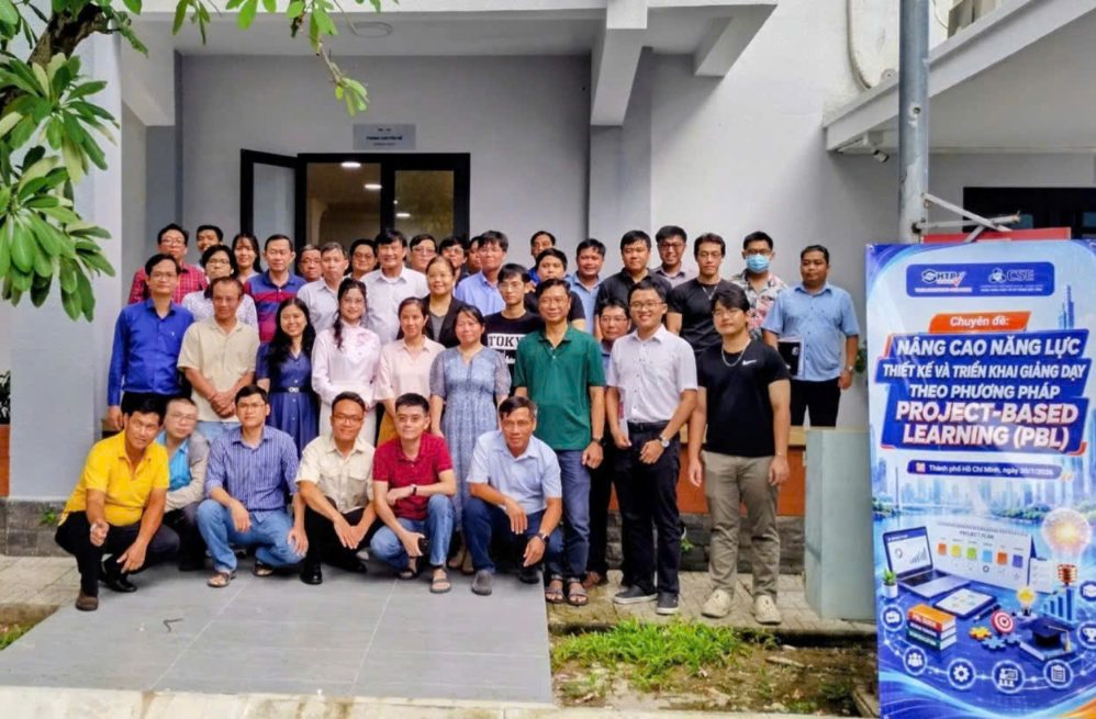 TS. Huỳnh Ngọc Thanh tập huấn Ứng dụng AI trong giảng dạy theo dự án cho giảng viên Khoa Khoa học máy tính, ĐH Bách Khoa TPHCM. Ảnh tác giả cung cấp