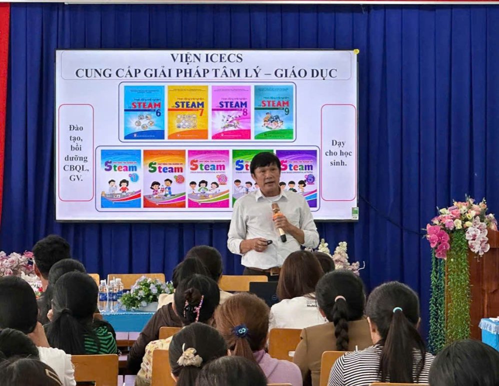 Dr. Huynh Ngoc Thanh trains on STEM education for teachers in the old Binh Duong province. Photo: Author provided