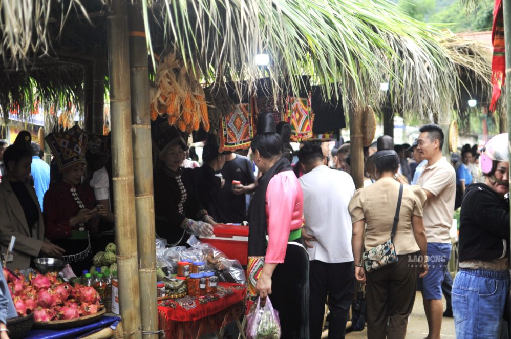 Các nông sản đặc trưng được bày bán tại chợ phiên. Ảnh: Quỳnh Liên