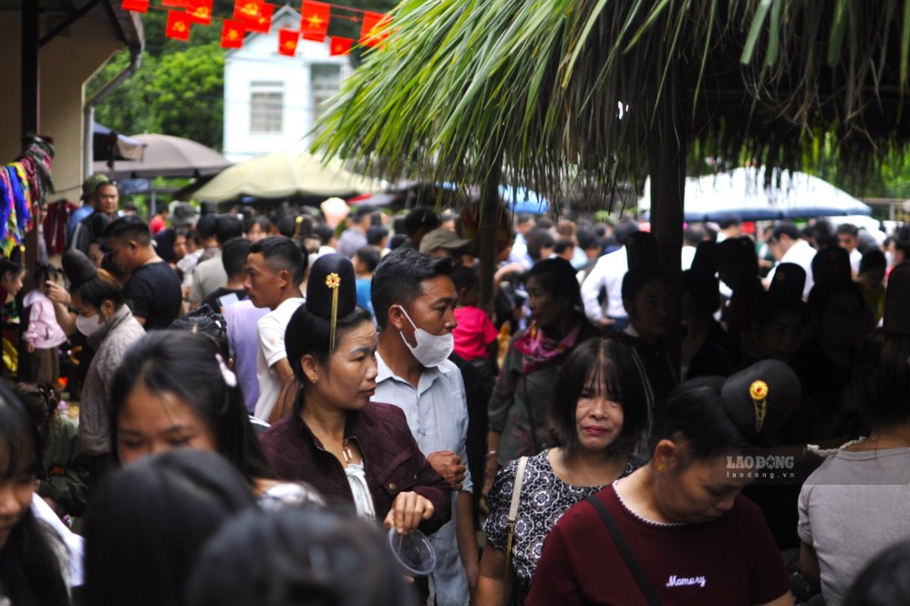Đông đảo người dân và du khách đến tham quan, thưởng thức ẩm thực, hòa chung không khí chào mừng Tết Độc lập 2.9 tại chợ phiên Muổi Nọi. Ảnh: Bích Liên