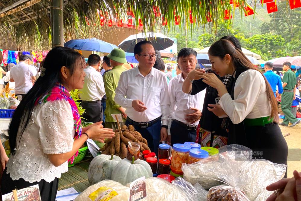 Tourists visit and experience typical agricultural products at Muoi Noi fair, Son La province. Photo: Truong Son