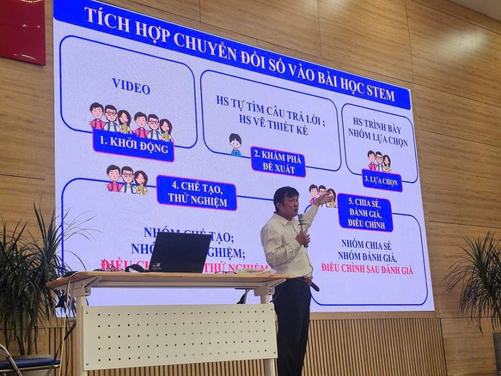Dr. Huynh Ngoc Thanh trains STEM, AI Application topic for Math teachers in Ho Chi Minh City. Photo: Author provided