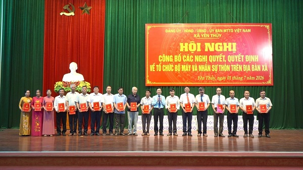 Village head of Yen Thuy commune, Phu Tho province receives new allowance after merger. Photo: Yen Thuy Commune People's Committee