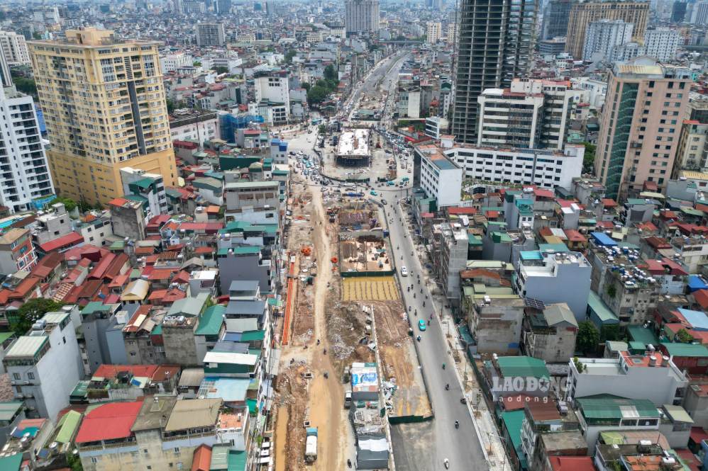 Cầu vượt nút giao Láng Hạ đang được thi công. Ảnh: Sóng Hữu