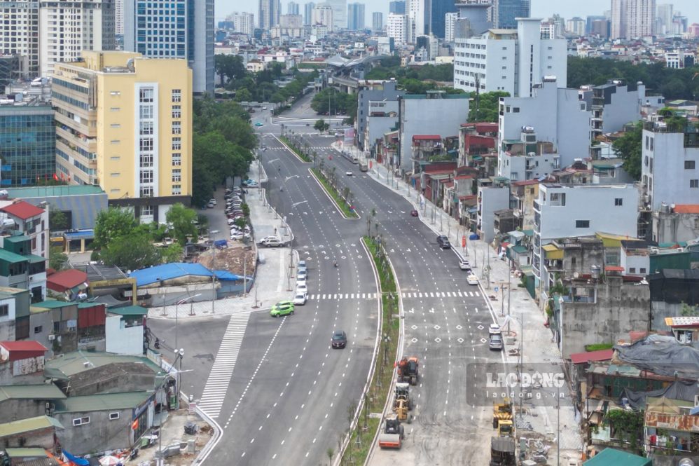 Ring Road 1 section from Hanoi Obstetrics and Gynecology Hospital to Voi Phuc intersection with 8 lanes, morning of August 29. Photo: Song Huu