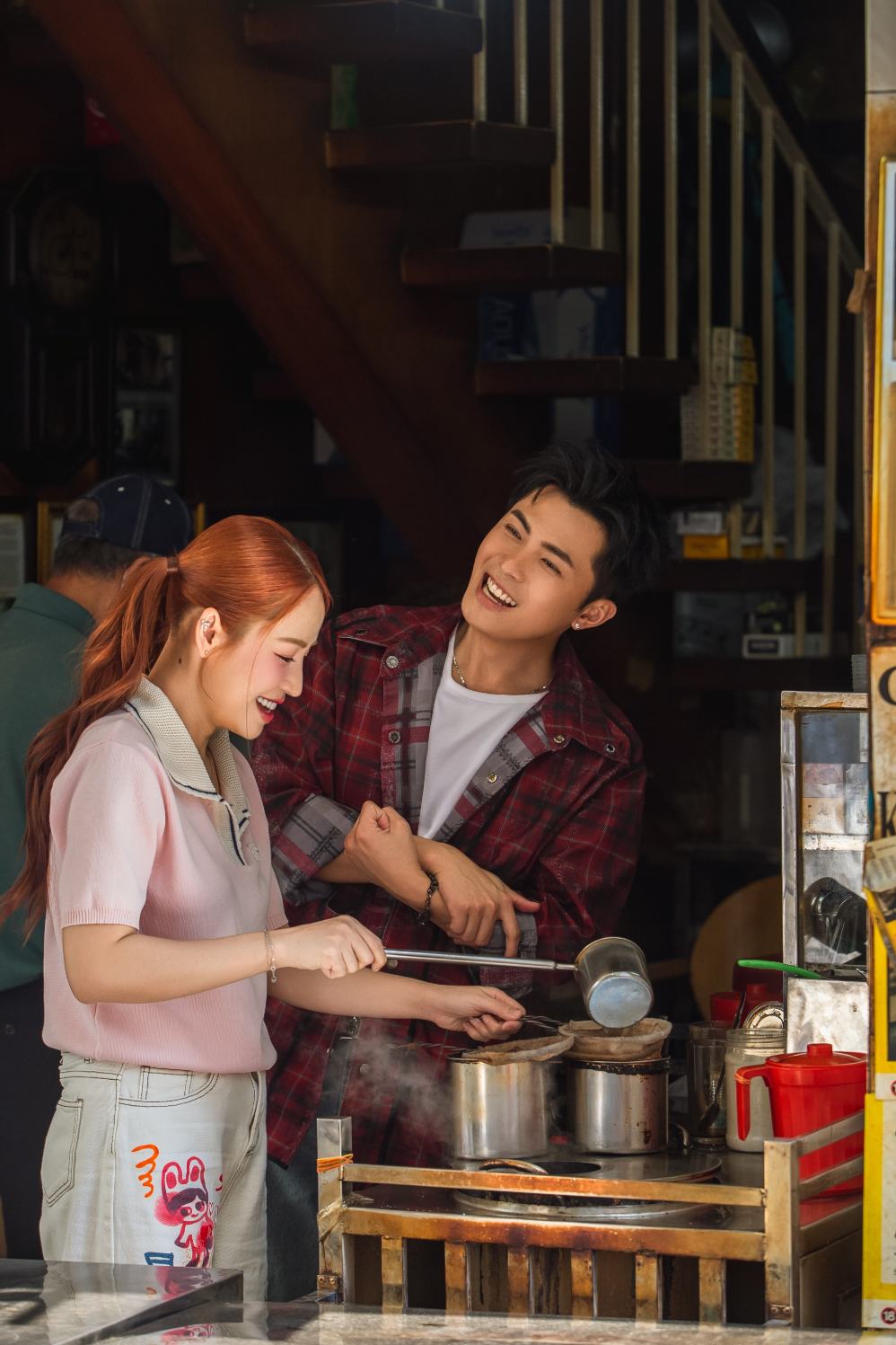 Puka và Gin Tuấn Kiệt trải nghiệm quán cà phê vợt hơn 80 năm tuổi trên đường Phan Đình Phùng. Ảnh: Nghệ sĩ cung cấp