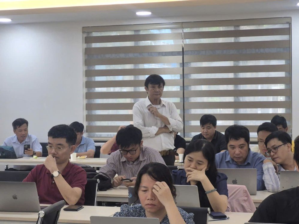 TS. Huỳnh Ngọc Thanh đang dạy chuyên đề giáo dục STEM cho giảng viên ĐH Bách Khoa TPHCM. Ảnh tác giả cung cấp