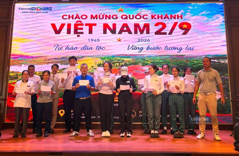 Union members and workers at the Binh Thuan Branch Trade Union - Nova Golf Club Co., Ltd. were given Independence Day gifts. Photo: Pham Duy