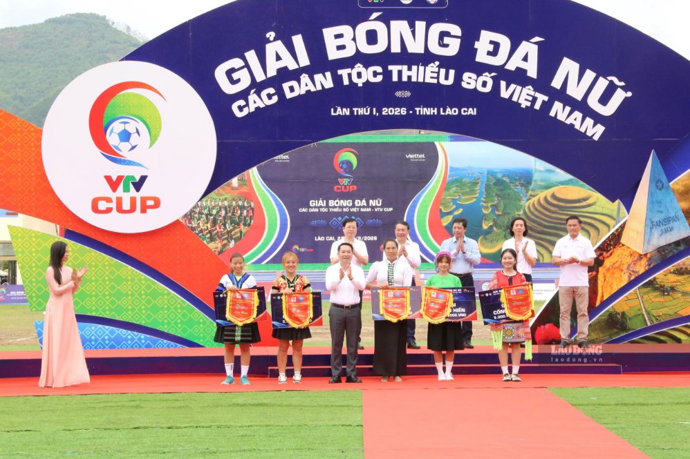 Trao giải cho các tập thể, cá nhân xuất sắc. Ảnh: Khánh Linh