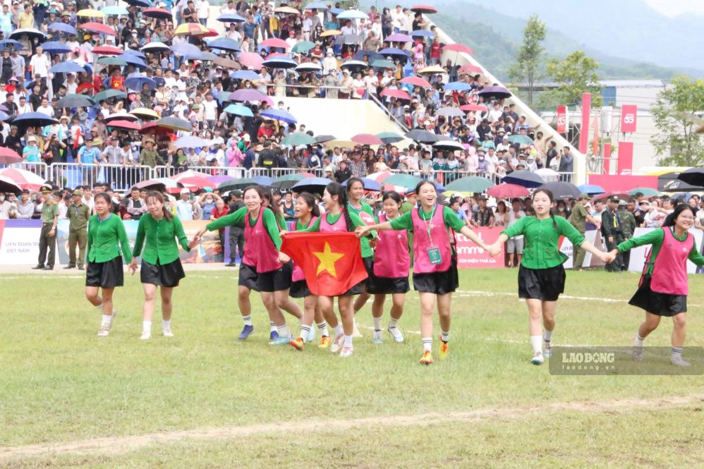 Nghia Lo Stadium explodes on Luc Yen's VTV Cup championship day. Photo: Khanh Linh