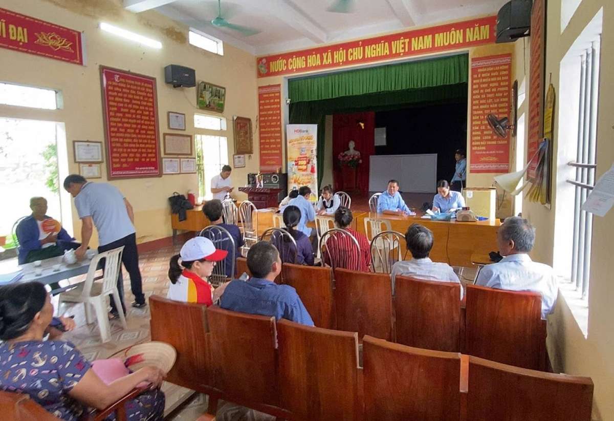 People come to receive compensation and support for site clearance for the Thuy Son Industrial Cluster expansion project. Photo: Thuy Anh commune, Hung Yen province