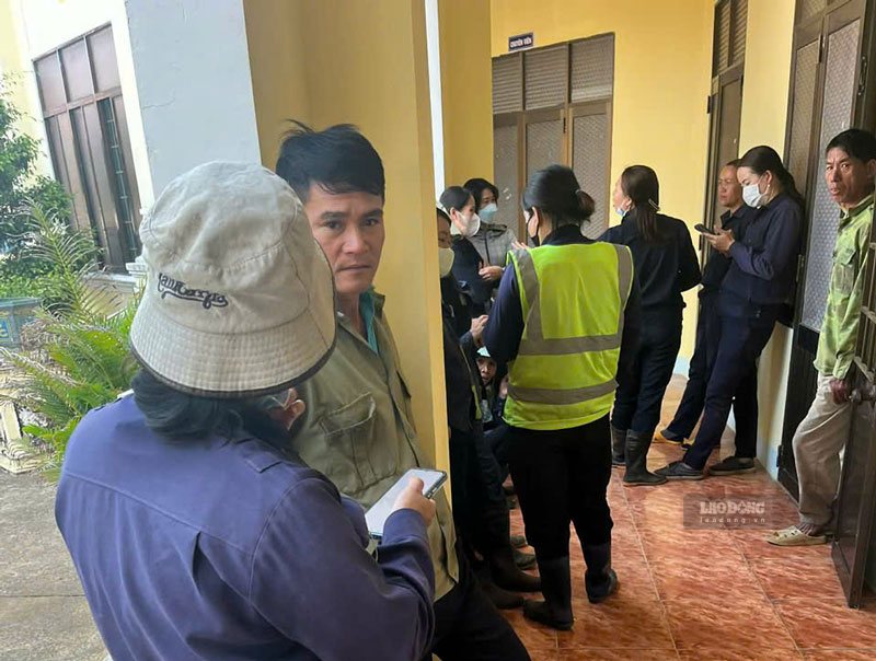 Due to prolonged insurance debts, many workers' rights are affected and they seek complaints from competent authorities. Photo: Thanh Tuan
