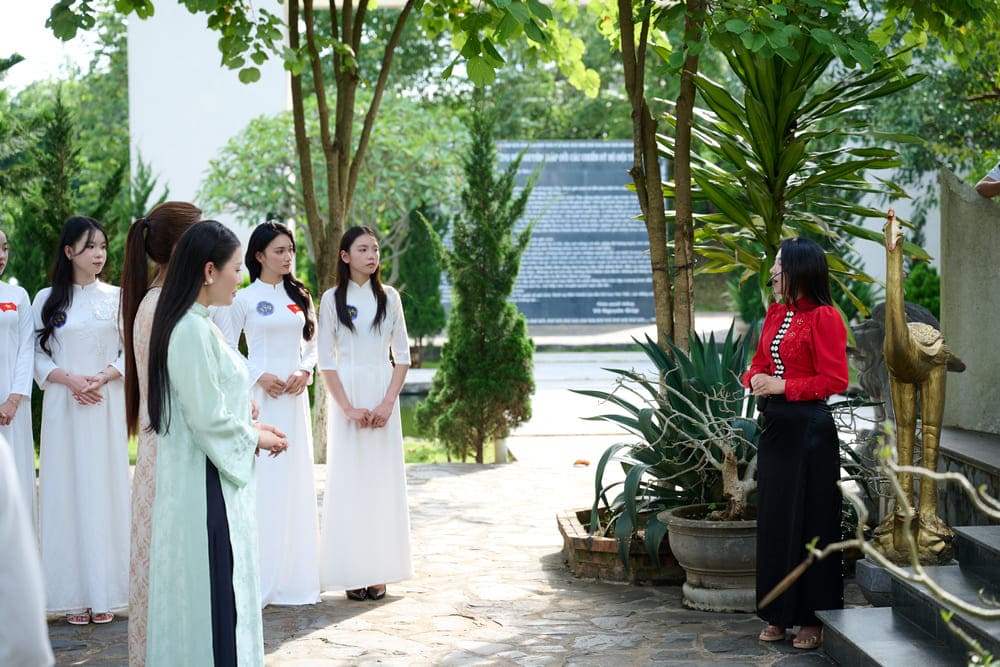 Tại Di tích lịch sử Trung đoàn 52 Tây Tiến, các thí sinh được nghe giới thiệu về những trang sử hào hùng của đoàn quân Tây Tiến, về những năm tháng chiến đấu gian khổ, kiên cường trong cuộc kháng chiến chống Pháp. Ảnh: Tống Quốc Bằng 