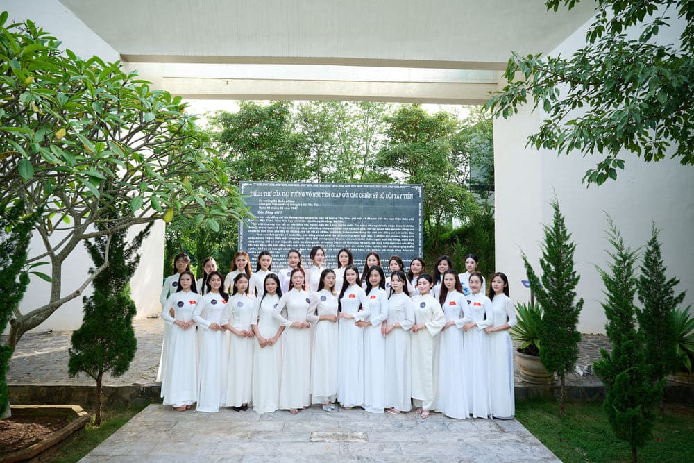 Les candidates de Miss Galaxy Vietnam 2026 sont émues lors de leur voyage aux sources au site historique du 52e régiment de Tay Tien. Photo: Tong Quoc Bang