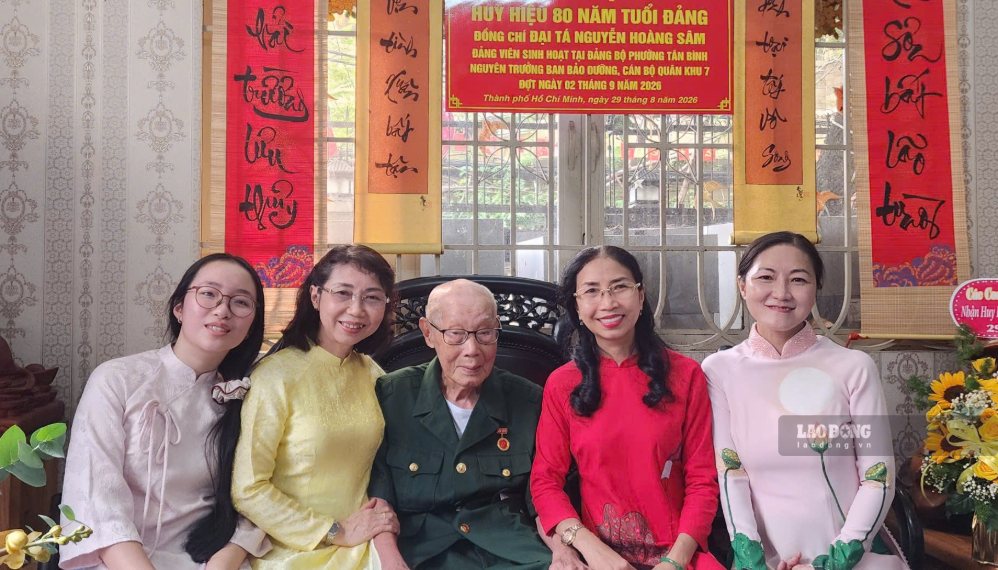 Ba cô con gái ruột của đồng chí Nguyễn Hoàng Sâm đều kết nạp Đảng tiếp nối cha. Ảnh: Minh Tâm
