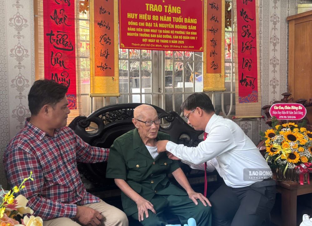 Ông Nguyễn Mạnh Cường - Ủy viên dự khuyết Trung ương Đảng, Phó chủ tịch UBND TPHCM trao Huy hiệu 80 năm tuổi Đảng cho đồng chí Nguyễn Hoàng Sâm. Ảnh: Minh Tâm