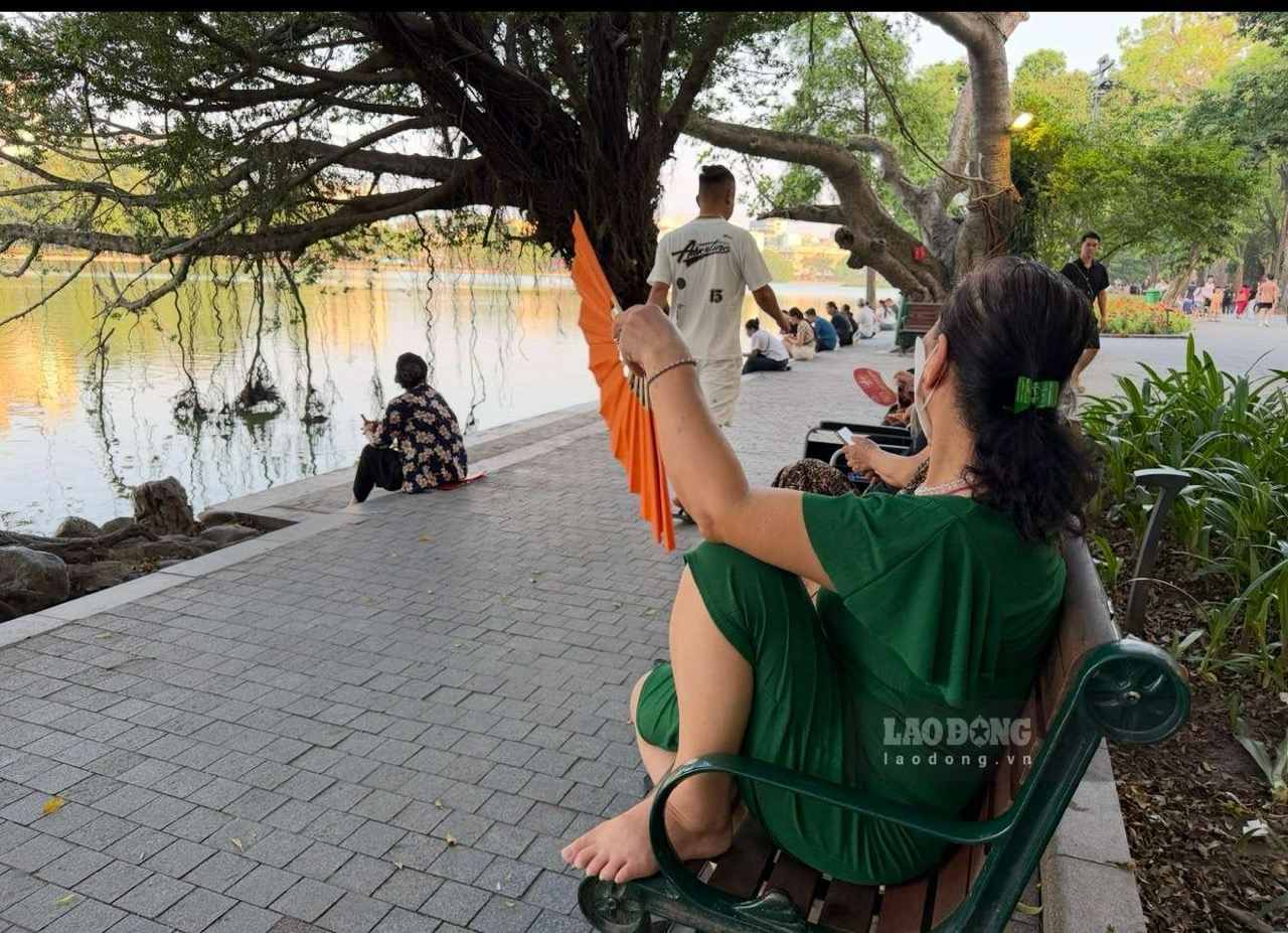 Người cao tuổi cảm thấy yên tâm khi có lương hưu hằng tháng. Ảnh: Thùy Linh