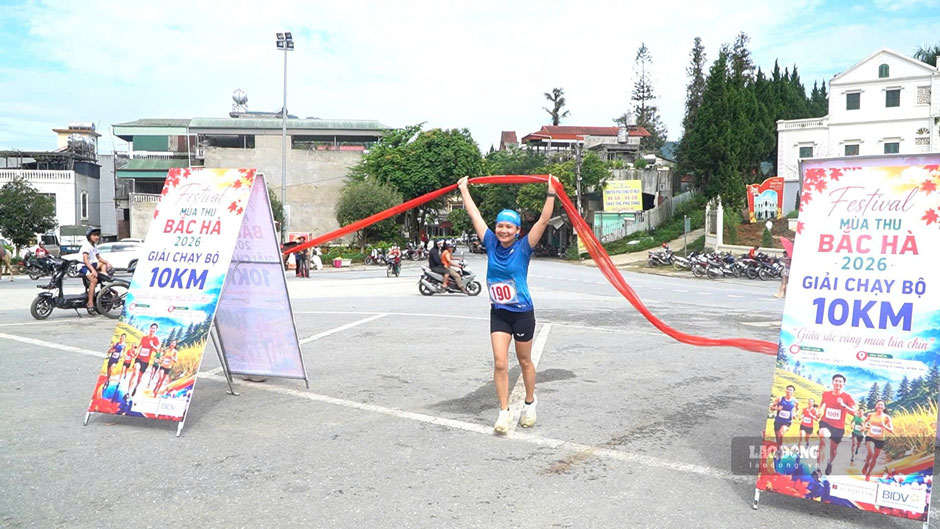 Vận động viên Nguyễn Thị Thanh Hồng (Lào Cai) xuất sắc cán đích đầu tiên ở nội dung của nữ. Ảnh: Phạm Bằng