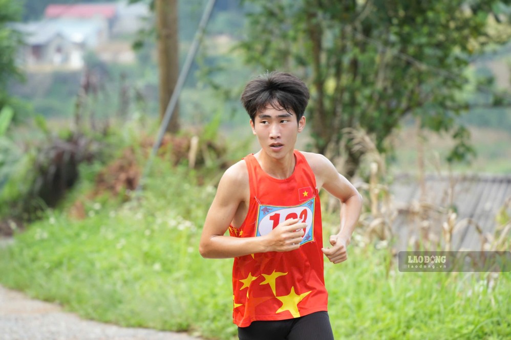 Cung đường đi qua nhiều đoạn dốc cao, đòi hỏi sự kiên trì, bền bỉ của mỗi vận động viên.