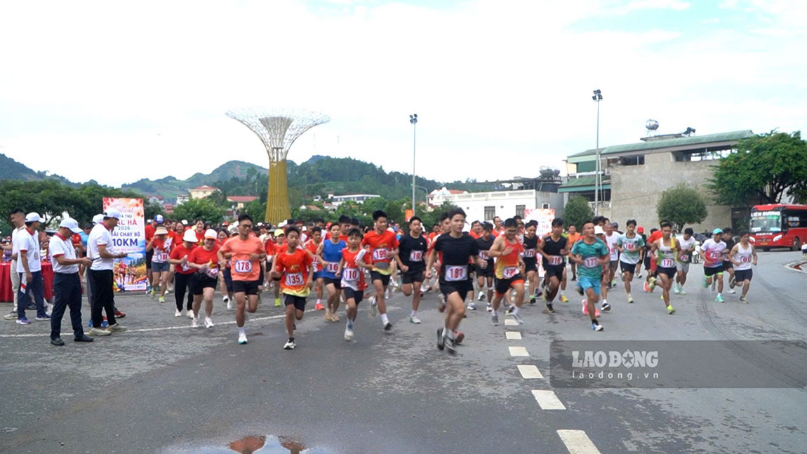 Giải chạy 10 km “Giữa sắc vàng mùa lúa chín” tạo dấu ấn trong chuỗi hoạt động kỷ niệm Quốc khánh 2.9. Ảnh: Phạm Bằng