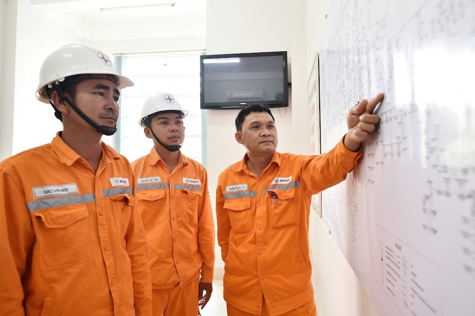 The operation management team of An Giang Power Company monitors the electricity assurance plan at important locations in the area. Photo: Thuy Trang (supplied by EVNSPC)