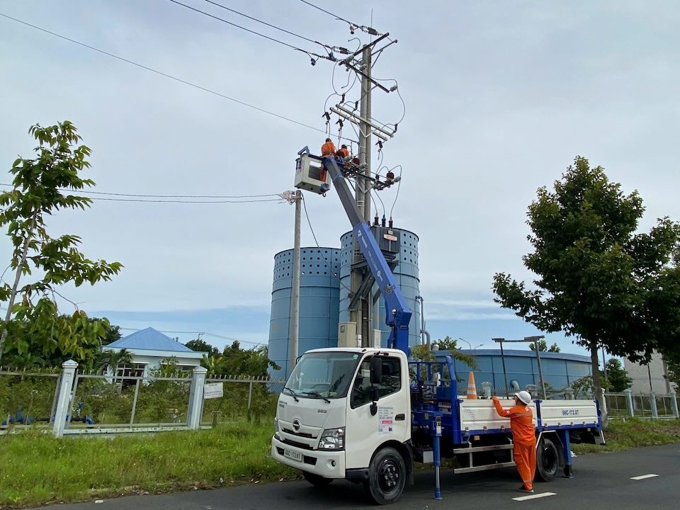 Công ty Điện lực Đồng Tháp tăng cường công tác kiểm tra lưới điện trước kỳ nghỉ lễ 2.9. Ảnh: Trọng Trí (EVNSPC cung cấp)