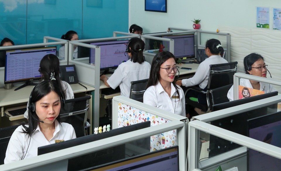 Đội ngũ Trung tâm chăm sóc khách hàng EVNSPC trực 24/7, sẵn sàng tiếp nhận, xử lý thông tin của khách hàng xuyên suốt kỳ nghỉ lễ. Ảnh: EVNSPC cung cấp