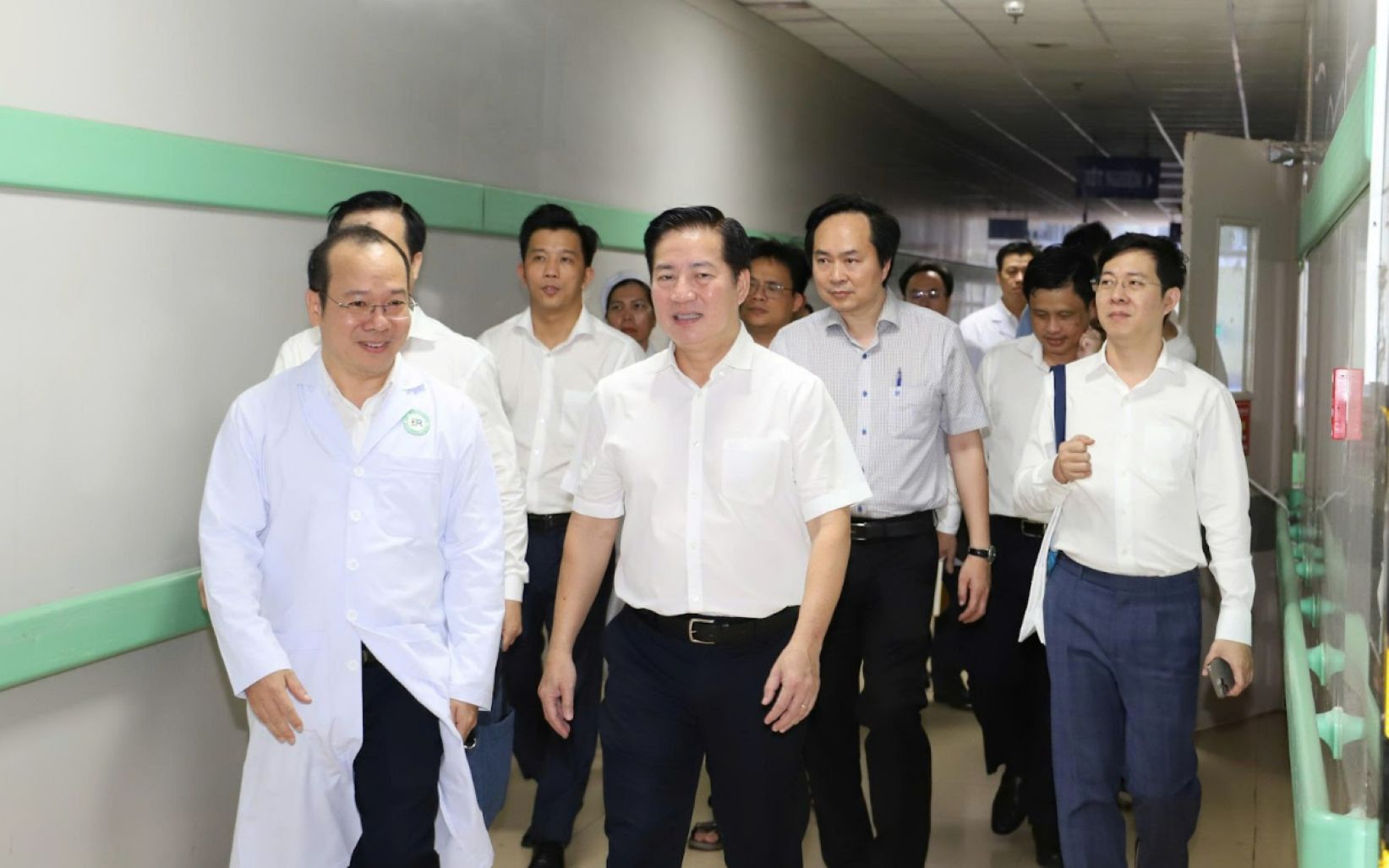 The working delegation of Binh Dan Hospital came to work at Ba Ria General Hospital. Photo: Binh Dan Hospital provided