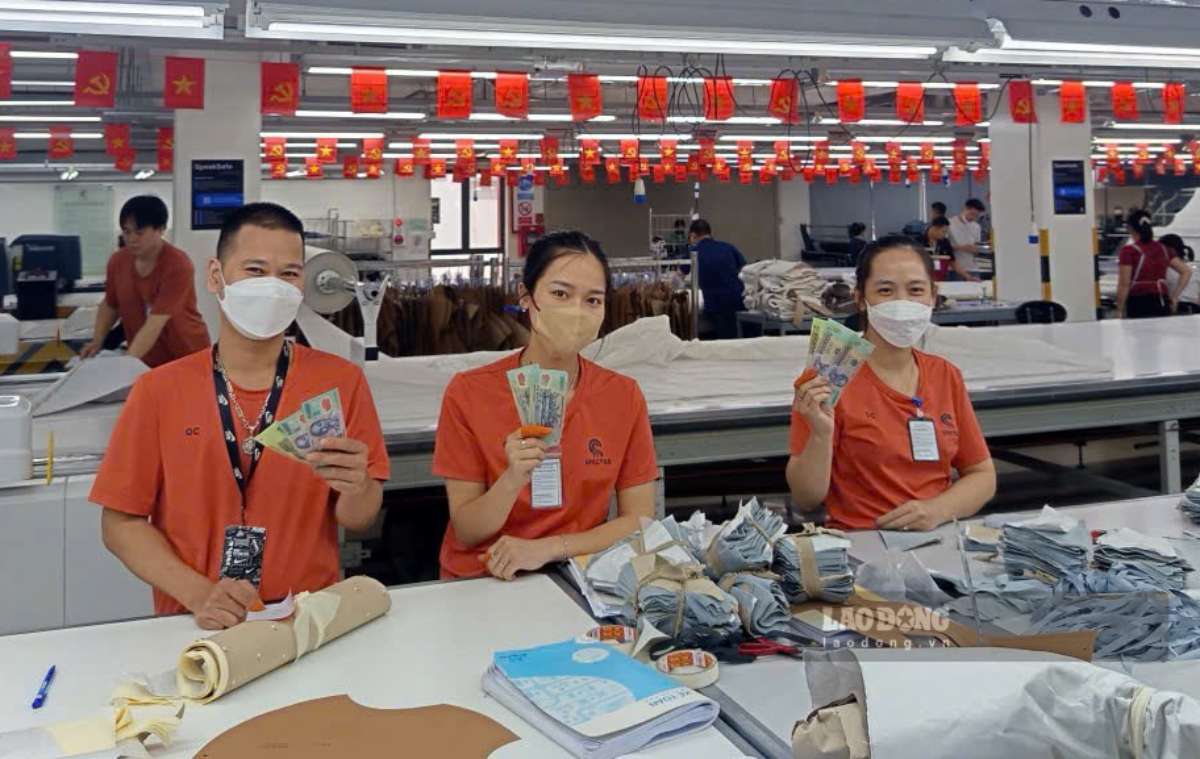 Workers in Ninh Binh are excited to receive Tet bonuses on September 2nd. Photo: Thanh Huyen