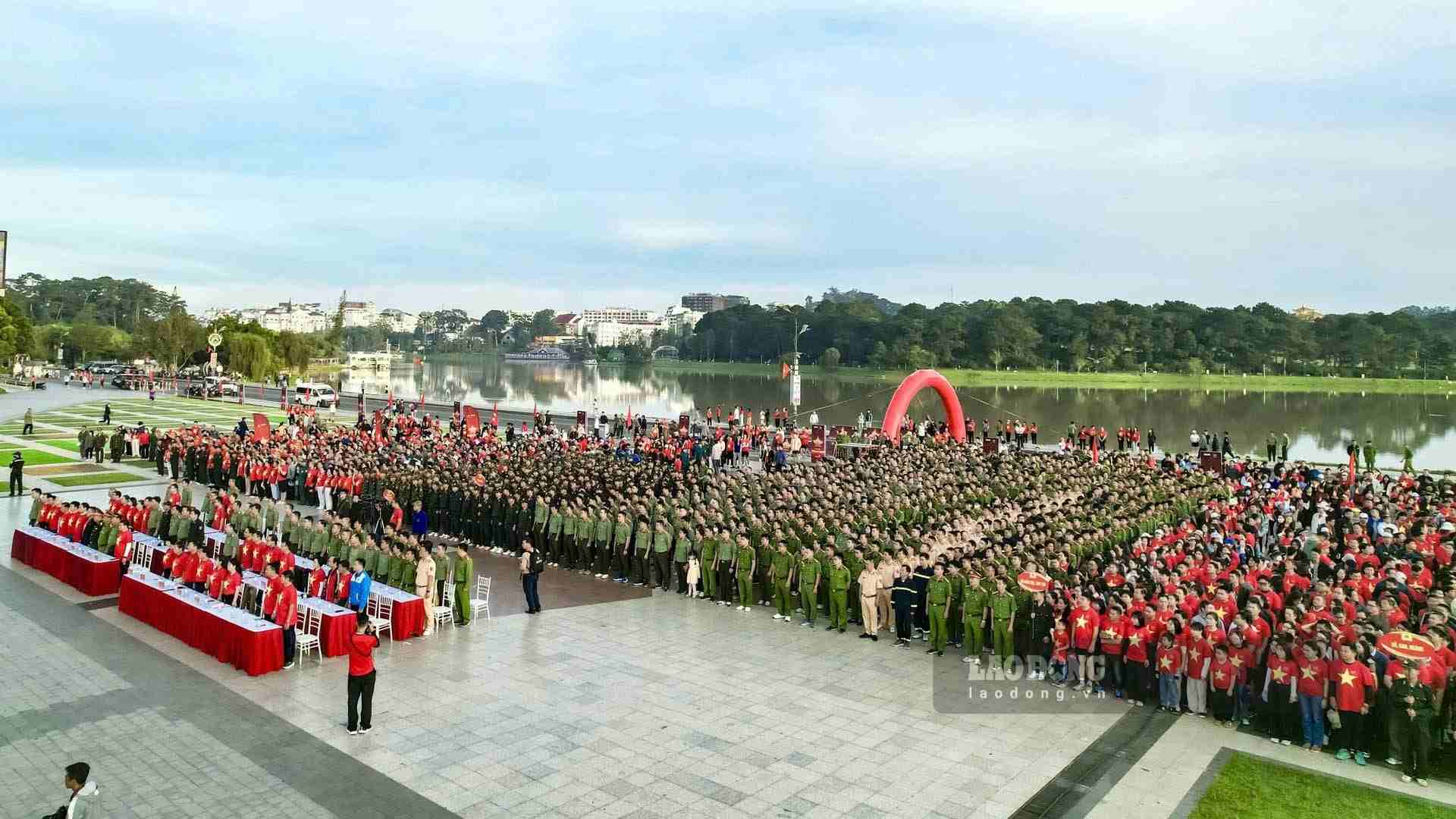 Đông đảo cán bộ, chiến sĩ, đoàn viên, người lao động và Nhân dân tỉnh Lâm Đồng tham gia chương trình Cùng Việt Nam tiến bước năm 2025. Ảnh: Phúc Khánh 