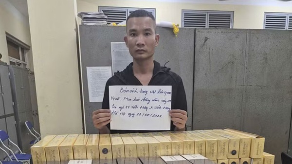 Đối tượng Đặng Văn Thắng đặt mua thuốc lá ngoại, thuê người vận chuyển để tránh sự phát hiện của công an. Ảnh: Công an Hà Nội