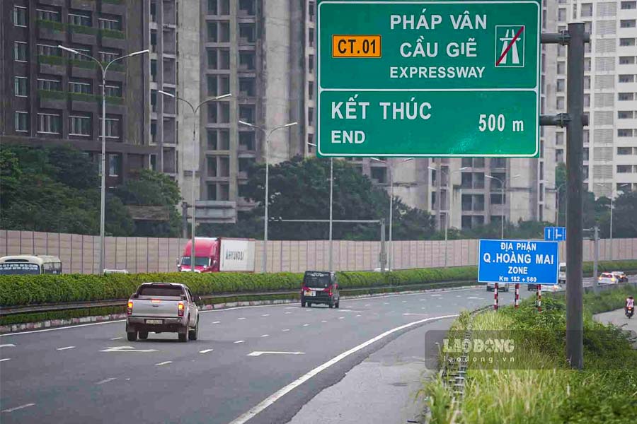 Phương tiện không giữ khoảng cách an toàn trên cao tốc sẽ bị CSGT xử phạt. Ảnh: Hữu Chánh