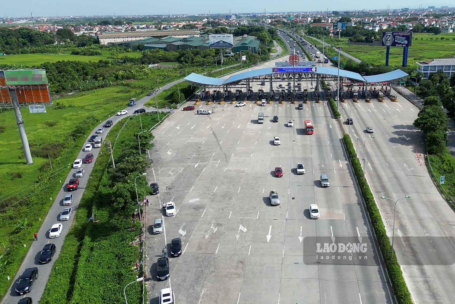 The increased traffic volume during the holidays makes keeping distance, using overpass lanes and warning of incidents on the highway even more important. Photo: Huu Vu