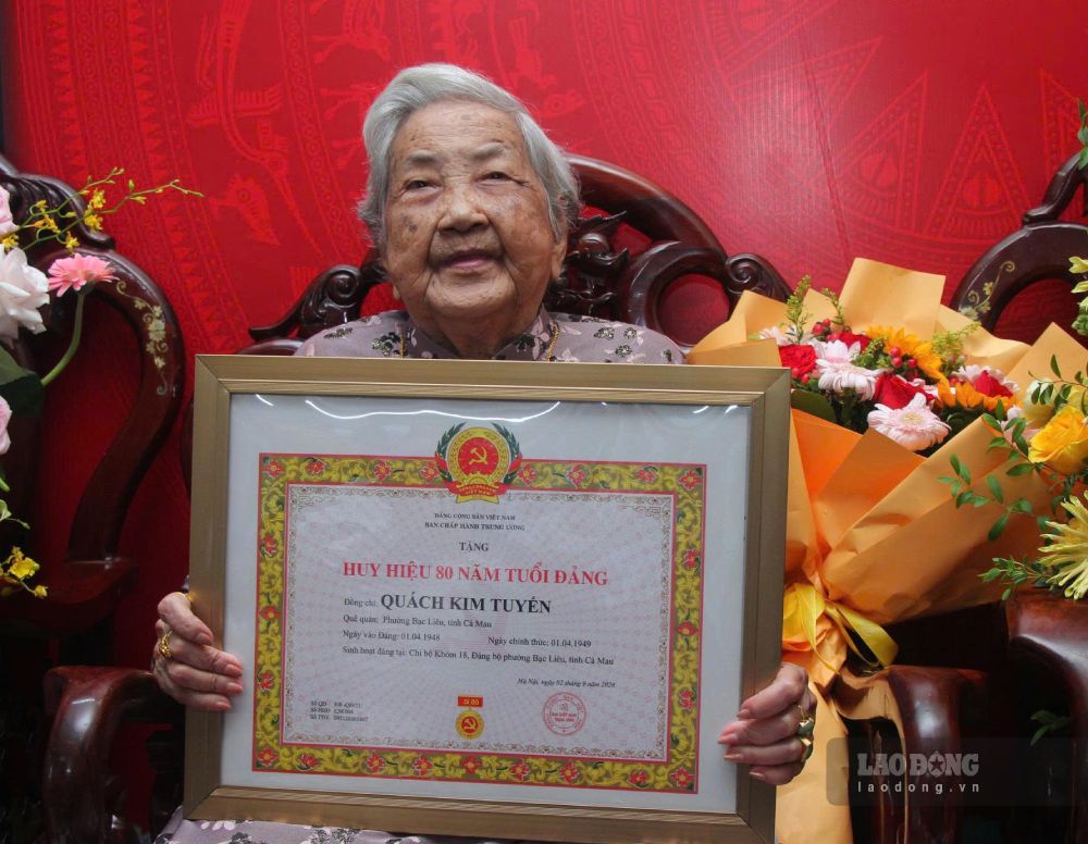 Đảng viên Quách Kim Tuyến sinh ngày 1.1.1928, quê quán tại phường Bạc Liêu, tỉnh Cà Mau nhận Huy hiệu 80 năm tuổi Đảng. Ảnh: Nhật Hồ.