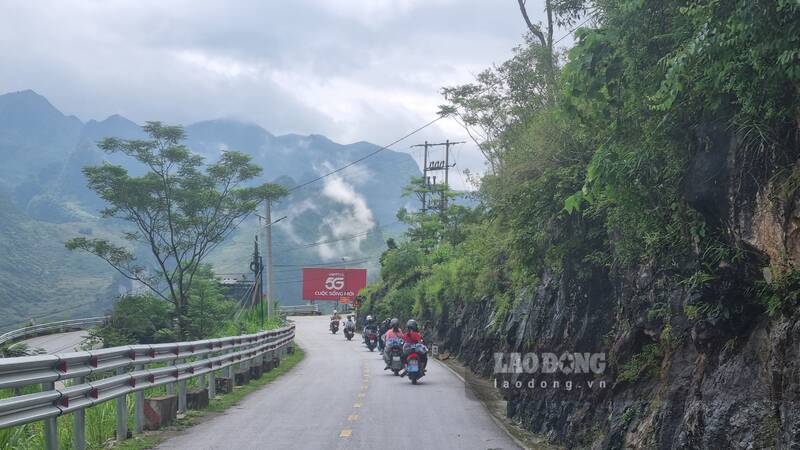 Những đoàn xe chở du khách lên các xã vùng cao nguyên đá. Ảnh: Việt Bắc