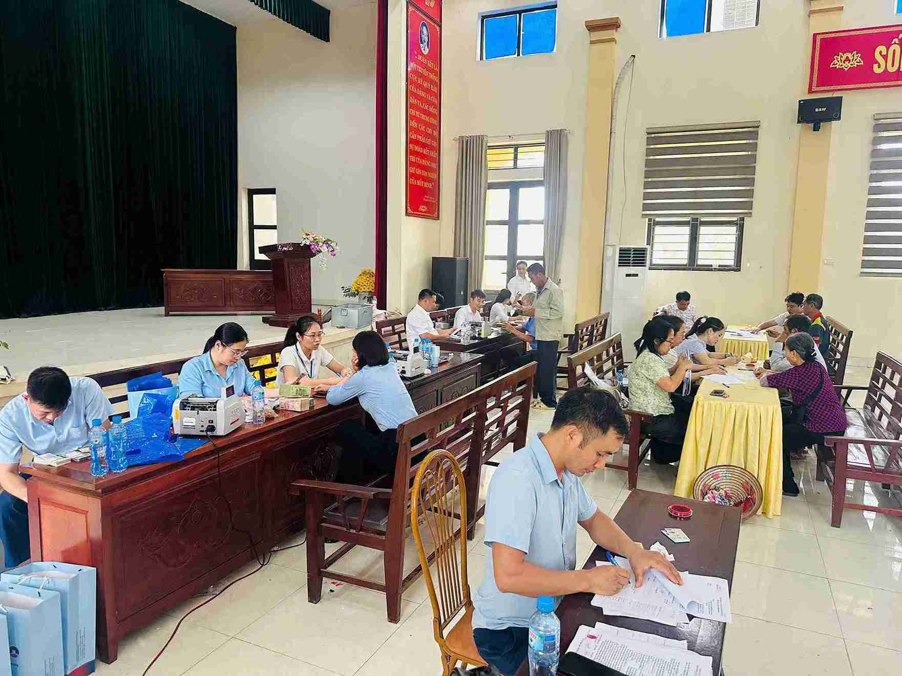 More than 94 billion VND in compensation and support for people with land to build the Lao Cai - Hanoi - Hai Phong railway. Photo: Ke Sat Commune