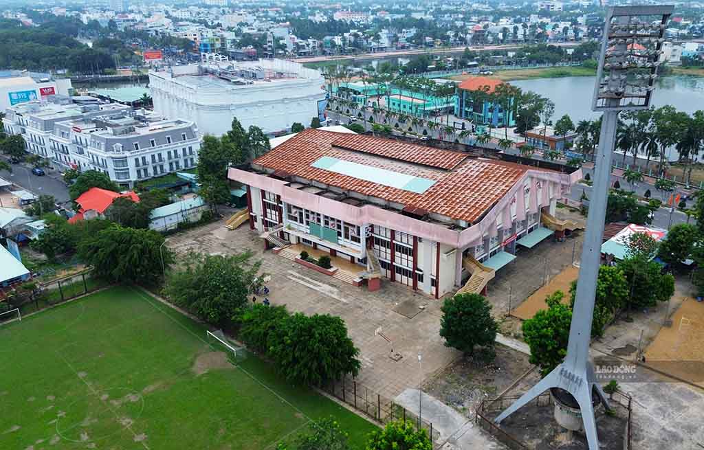 Gần đó là trường thể dục thể thao, một trong các hạng mục chính của sân vận động là nơi các VĐV học tập. 