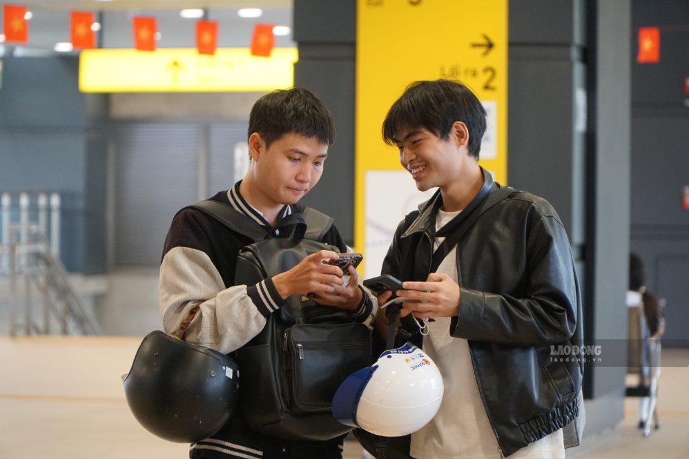 Metro No. 1 is bustling with passengers connecting trips to their hometowns during the September 2nd holiday