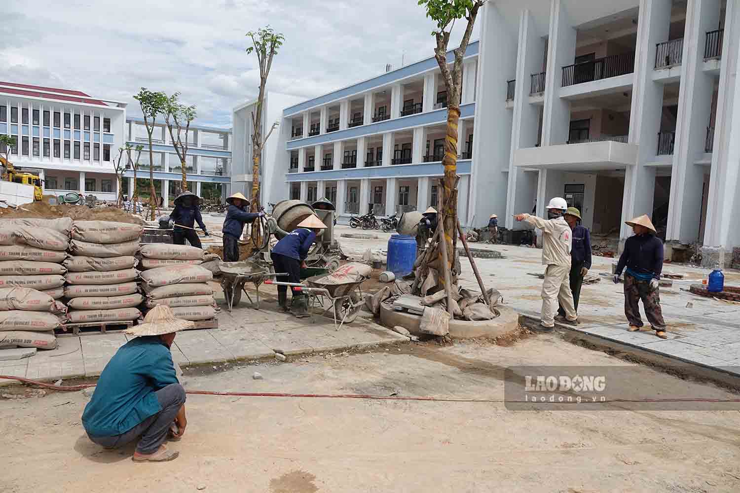 Workers constructing during the holiday at the construction project of Huong Khe Inter-level Boarding Primary and Secondary School. Photo: Tran Tuan