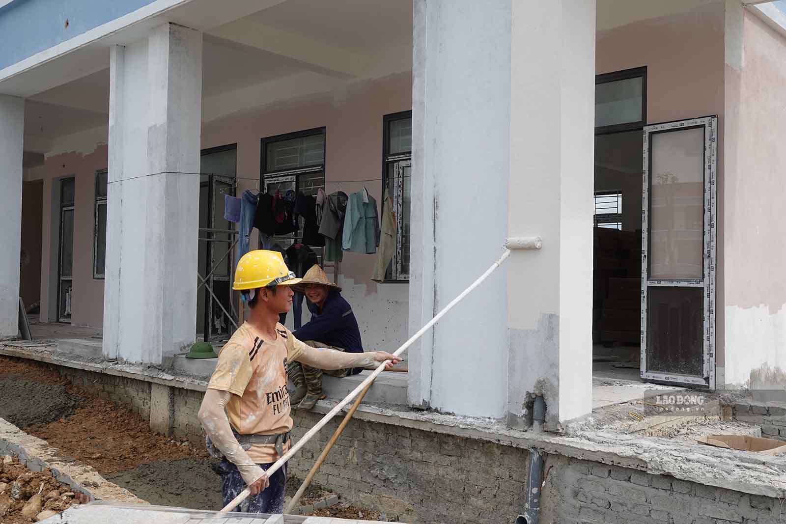 Công nhân đang sơn tường. Ảnh: Trần Tuấn