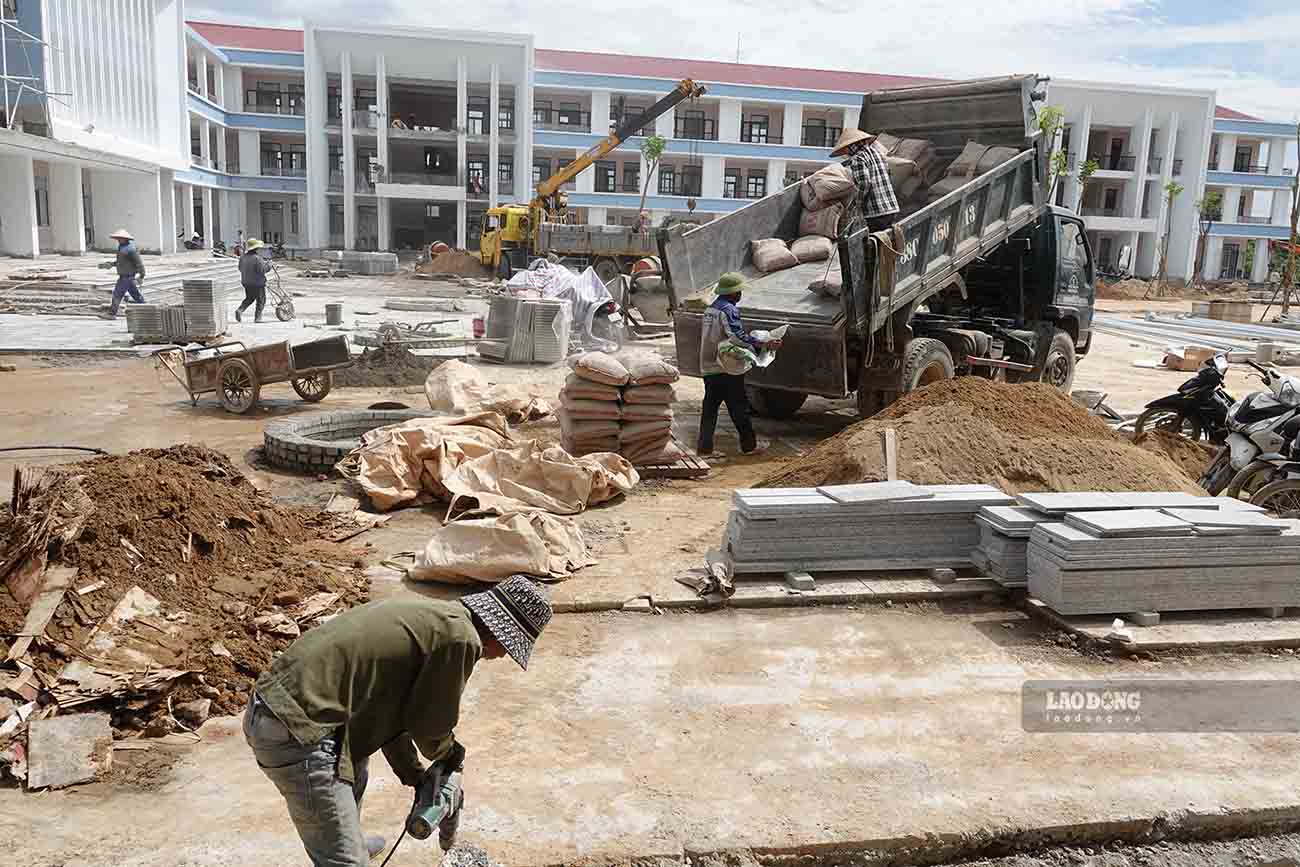 Tấp nập trên công trường những ngày nước rút. Ảnh: Trần Tuấn