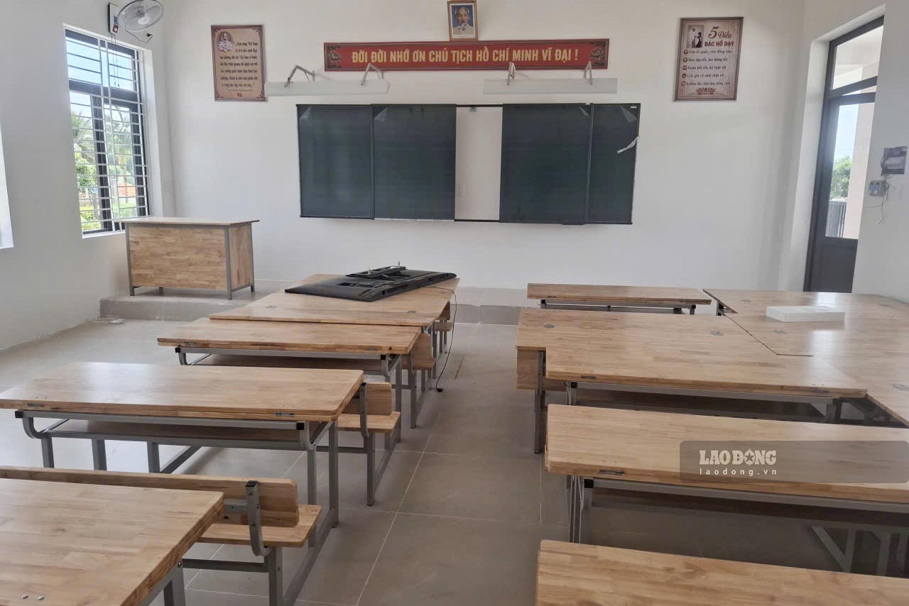 Bên trong phòng học của khối tiểu học đã bố trí đầy đủ bàn, ghế. Ảnh: Trần Tuấn