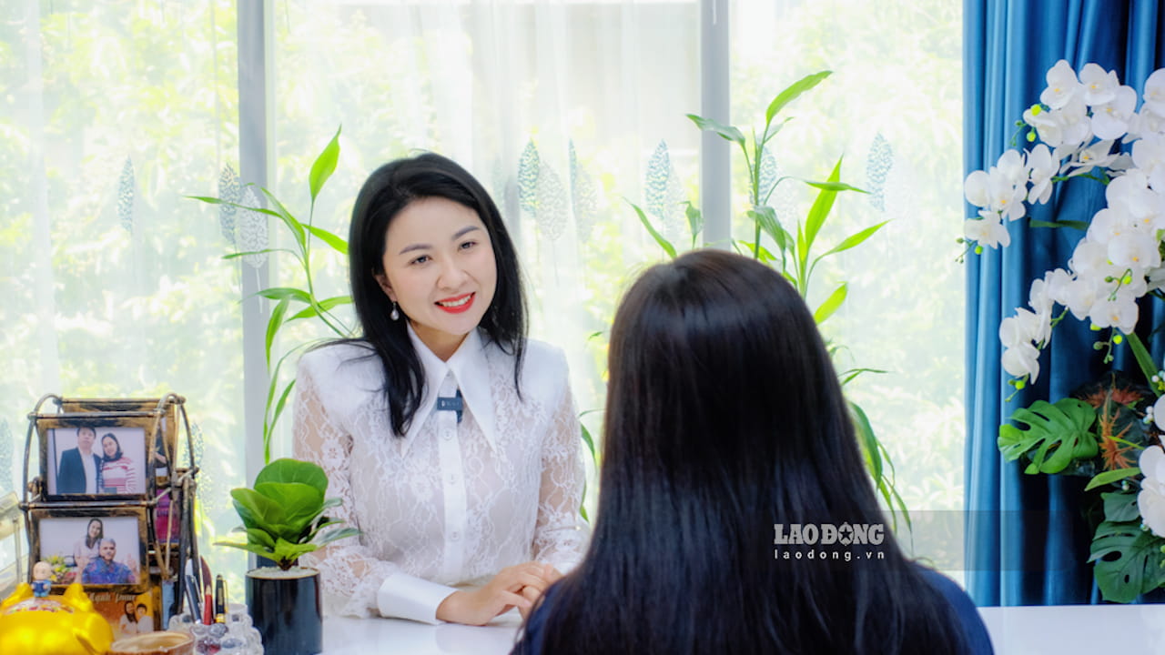 Ms. Le Thi Thanh Phuong - Director of the Center for Psychology and Human Development of NHC Vietnam - Quan Hoa Branch - explains the reasons why husband and wife easily have conflicts during the holidays. Photo: Huyen Trang