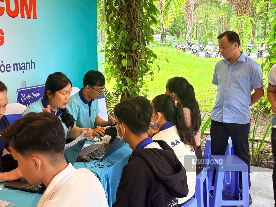 Ông Nguyễn Thanh Tuấn (bìa phải ảnh) - Phó Chủ tịch Liên đoàn Lao động tỉnh Đồng Tháp đến dự. Ảnh: Thanh Mai