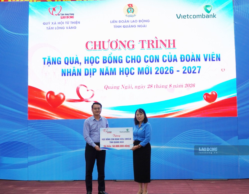 Vietcombank Quang Ngai presents a symbolic board supporting 50 million VND to the Quang Ngai Provincial Labor Federation. Photo: Vien Nguyen
